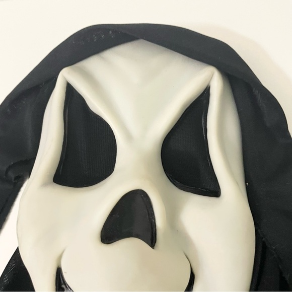 Scream Smiling Ghost Face Mask Fun World Div Glow in the Dark Halloween - Picture 4 of 16